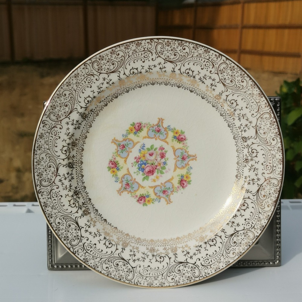 Vintage Parisian Center Royal China Santa Rosa 22k Gold Trim 7.25" Cabinet Plate